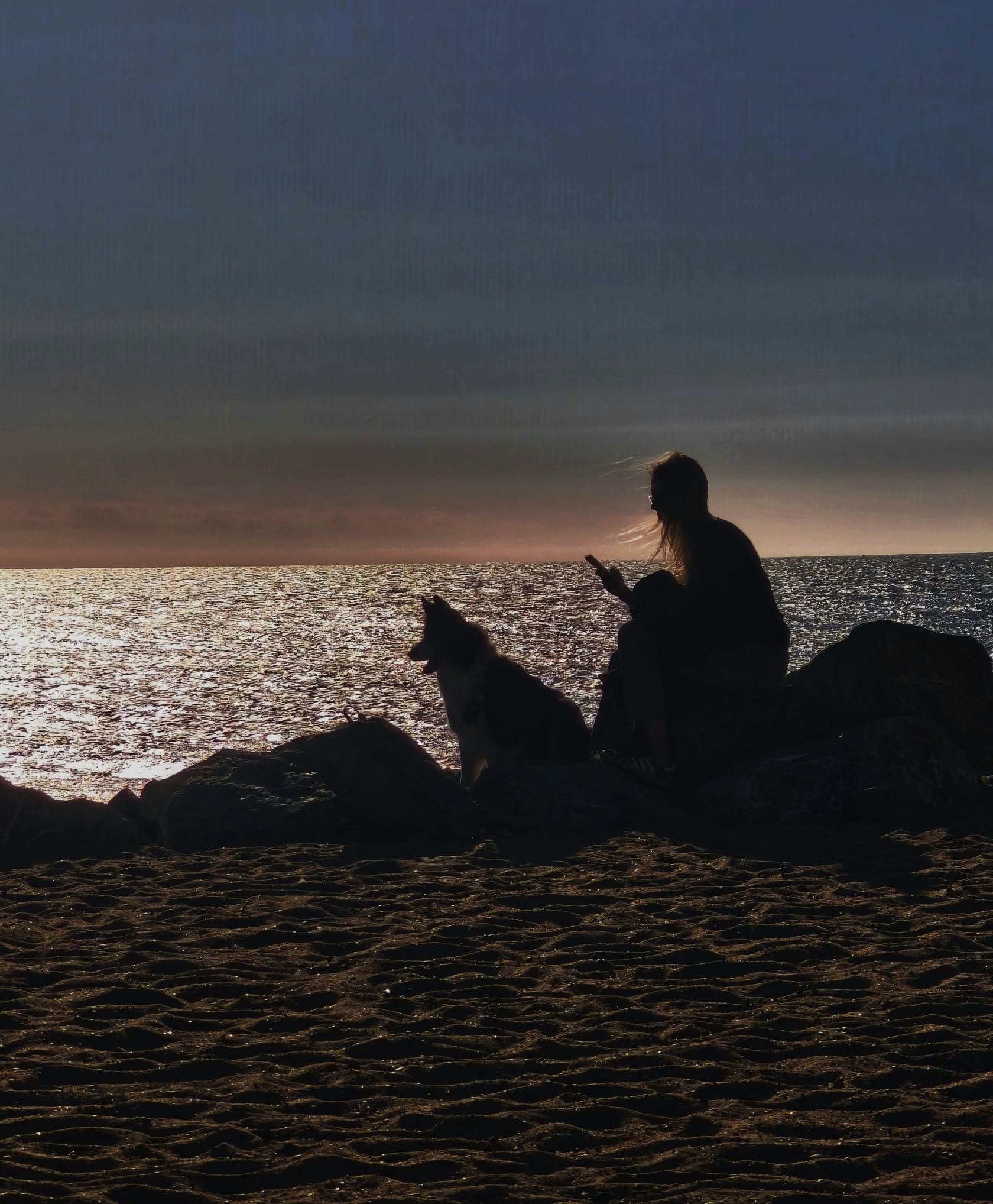 Silhouette au bord de l’océan au coucher du soleil